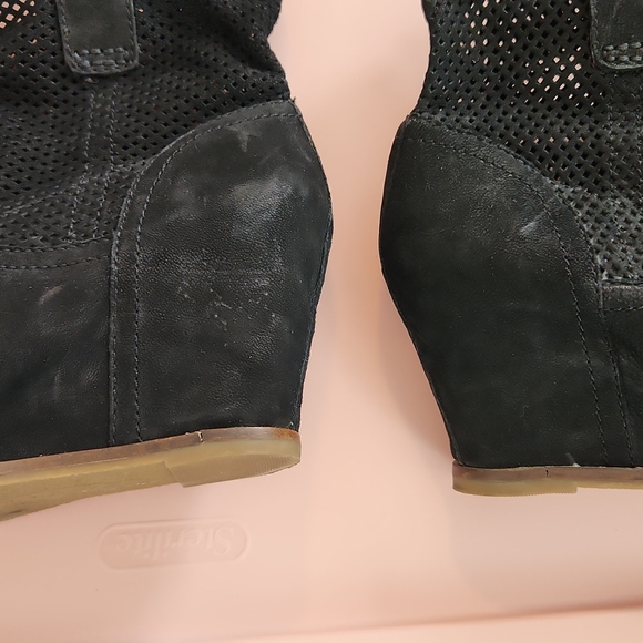 Womens Lucky Brand Black Suede Perforated Wedge Heeled Booties size 9.5 - Picture 4 of 4